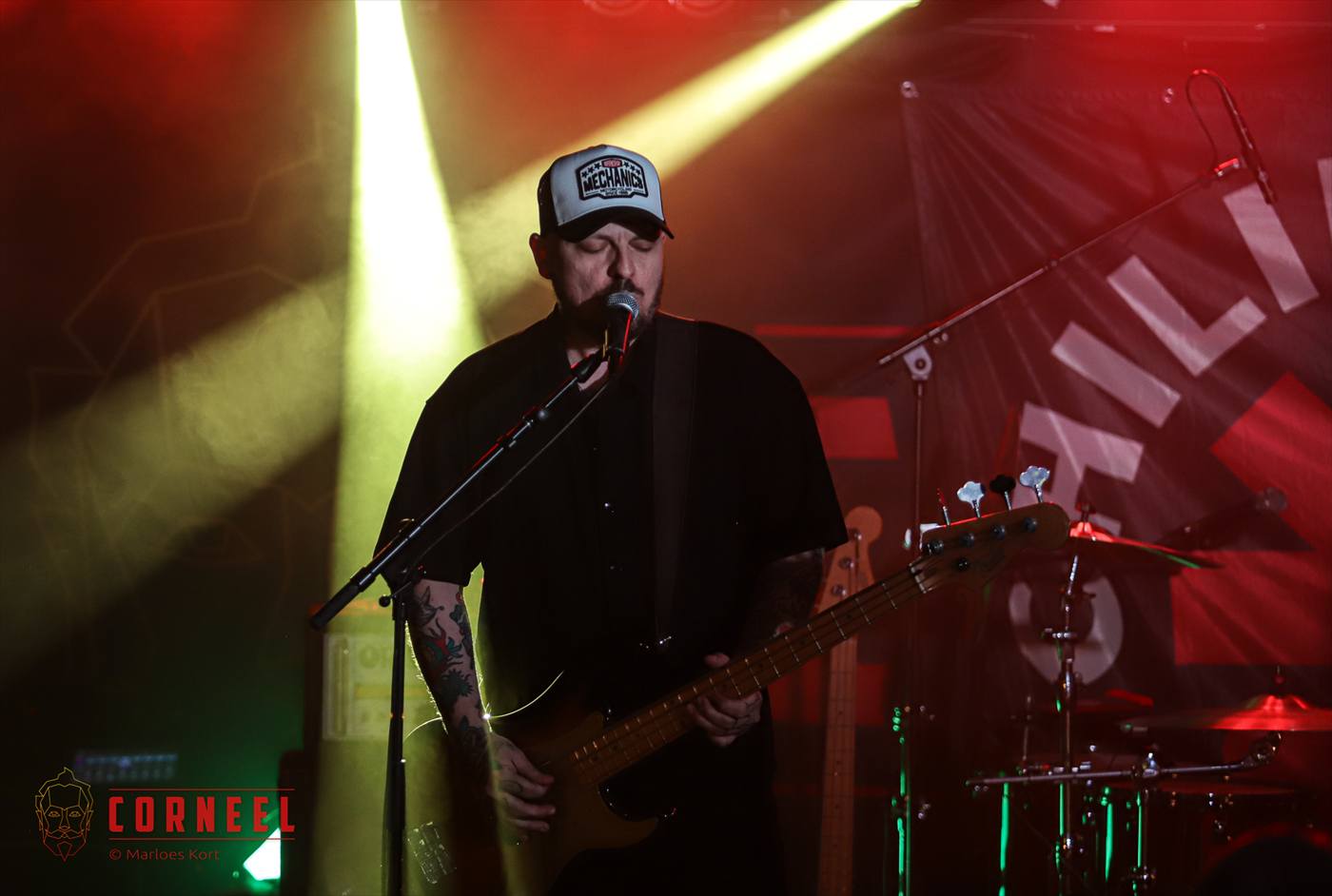 Villains live met zang, bas en drumkit in warm podiumlicht