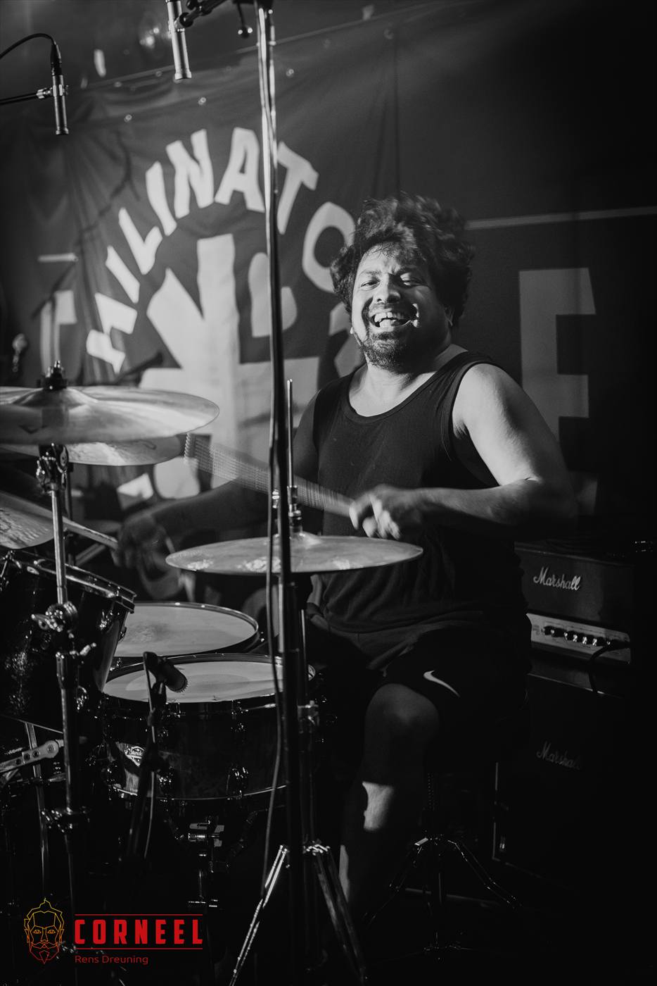 Drummer van Villains in zwart-wit tijdens een optreden